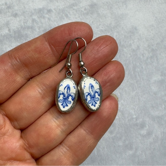 Handmade Ceramic Pierced Dangle Earrings Silver Tone Fleur di lis - Picture 4 of 4